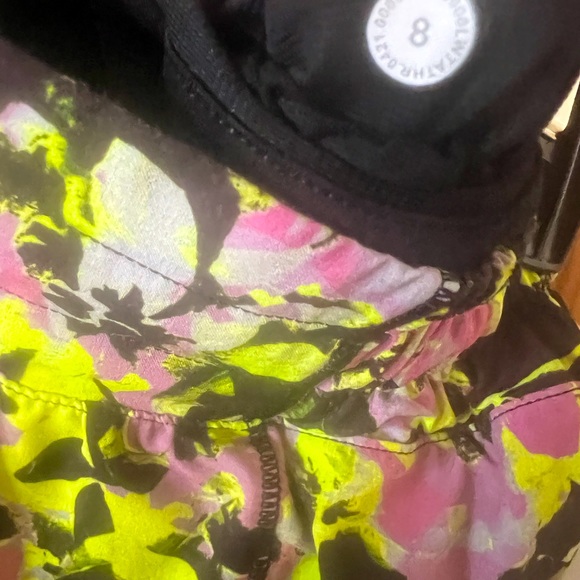 Gently worn Lululemon shorts size 8 low rise - Picture 4 of 4